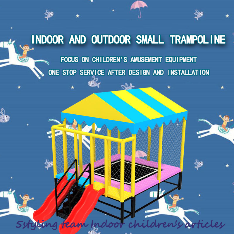 Lasten trampoliini päiväkodissa; sisä- ja ulkotakki; ulkona puistoaukio; valmistajan räätälöity tarttuva trampoliini